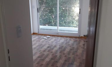 Departamento 2 ambientes en 2 piso con amplio balcón en buena zona residencial