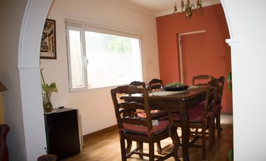 Casa 3 dormitorios, garaje quincho. Excelente ubicación