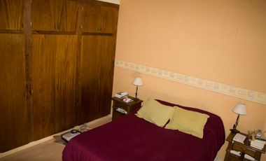 Casa 3 dormitorios, garaje quincho. Excelente ubicación