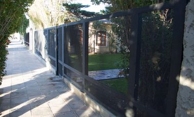 Casa 3 dormitorios, garaje quincho. Excelente ubicación