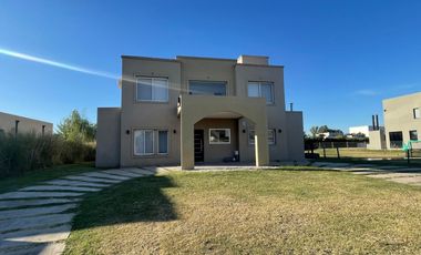 Alquiler amoblado de casa en el Barrio de Santa Juana - Canning