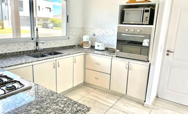 Alquiler amoblado de casa en el Barrio de Santa Juana - Canning
