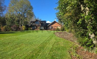VENTA DE CASA EN CONDOMINIO CON VISTA AL LAGO 5D 3B PUCON