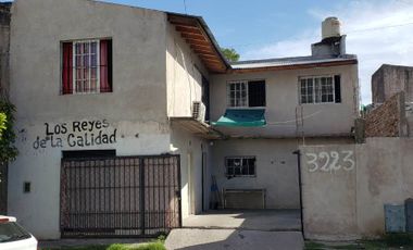 Casa con Departamento en venta en Isidro Casanova