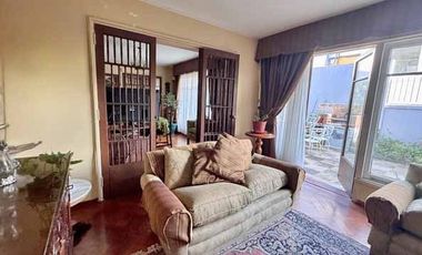 Casa sólida, 5 dorm. estar, 4 baños, terraza, patio, estac.