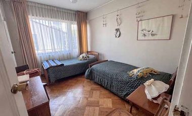 Casa sólida, 5 dorm. estar, 4 baños, terraza, patio, estac.