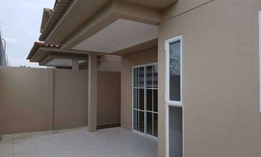 Venta de hermosa casa 4 Dormitorios en etapa Floreana  - Casalaguna/km 12 av. León Febres Cordero.