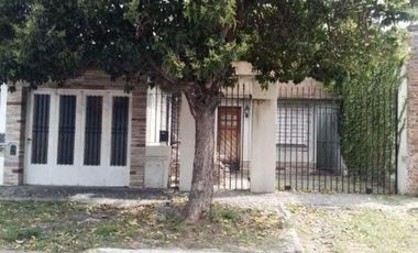 Casa en venta - 3 dormitorios 2 baños - Cochera - 490mts2 - Don Bosco, Quilmes