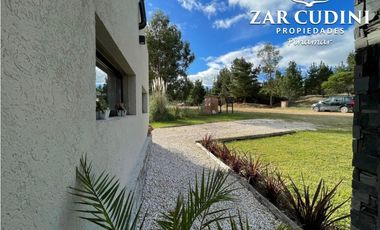 VENTA COSTA ESMERALDA CASA CON PISCINA 4 AMBIENTES
