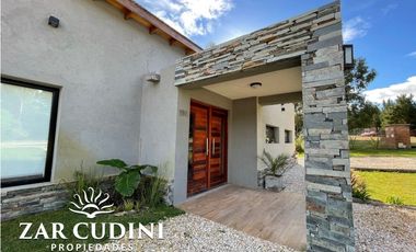VENTA COSTA ESMERALDA CASA CON PISCINA 4 AMBIENTES