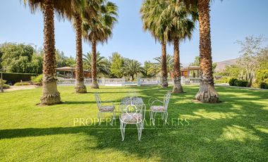 Estilo francés contemporáneo en Las Brisas de Chicureo