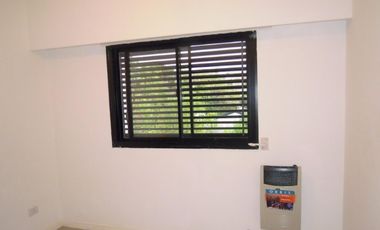 VENTA , depto 1 dormitorio con placard y calefactor, baño, living-comedor con barra integrada cocina, balcón lavadero pequeño, contrafrente, todos los