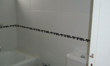 VENTA , depto 1 dormitorio con placard y calefactor, baño, living-comedor con barra integrada cocina, balcón lavadero pequeño, contrafrente, todos los