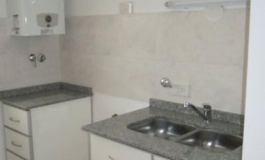 VENTA , depto 1 dormitorio con placard y calefactor, baño, living-comedor con barra integrada cocina, balcón lavadero pequeño, contrafrente, todos los