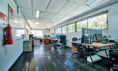 Amplio Edificio Corporativo cercano a Costanera Center(93 UF/m2)