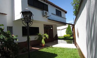 casa en venta en el rosal. Cod V6405