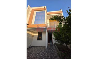Venta De Hermosa Y Moderna Casa En Villa La Rinconada Frente A Parque