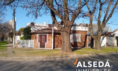 Casa en  Venta  en Alberdi - Rosario. Tres dormitorios con terraza y estudio independiente.