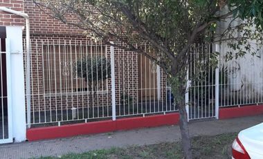 PALOMAR - EXCELENTE CASA CON PILETA