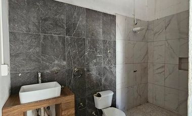 Casa con dos frentes, ideal para negocio.