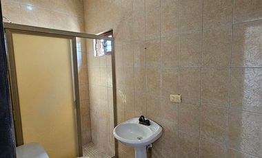 Casa con dos frentes, ideal para negocio.