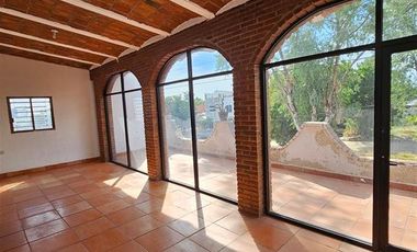 Casa con dos frentes, ideal para negocio.