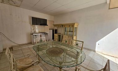 Casa con dos frentes, ideal para negocio.