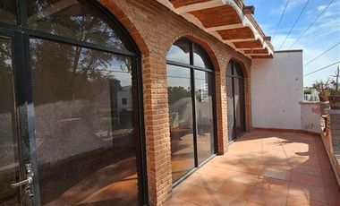 Casa con dos frentes, ideal para negocio.