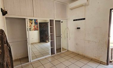 Casa con dos frentes, ideal para negocio.