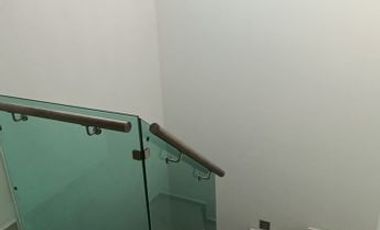 Casa con recámara en planta baja cerca de centros comerciales