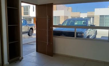Casa con recámara en planta baja cerca de centros comerciales