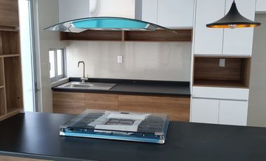 Casa con recámara en planta baja cerca de centros comerciales