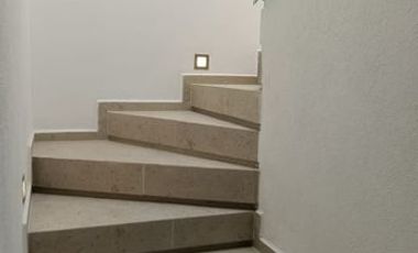 Casa con recámara en planta baja cerca de centros comerciales