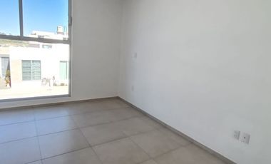 Casa con recámara en planta baja cerca de centros comerciales