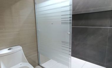 Casa con recámara en planta baja cerca de centros comerciales