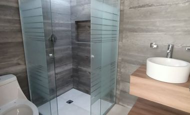 Casa con recámara en planta baja cerca de centros comerciales
