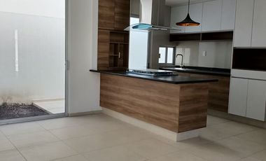 Casa con recámara en planta baja cerca de centros comerciales