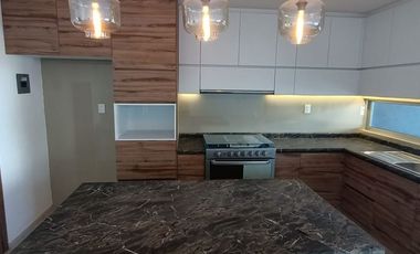 Casa con recámara en planta baja cerca de centros comerciales