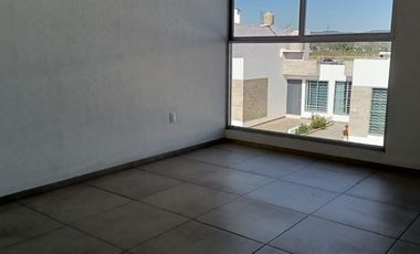 Casa con recámara en planta baja cerca de centros comerciales
