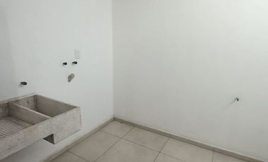 Casa con recámara en planta baja cerca de centros comerciales