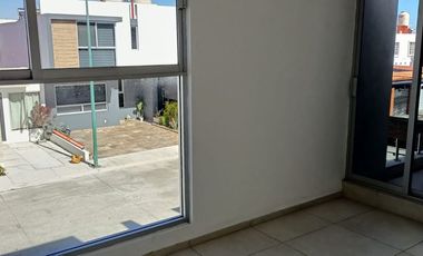 Casa con recámara en planta baja cerca de centros comerciales