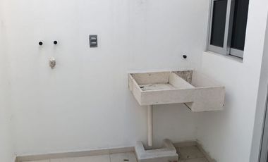 Casa con recámara en planta baja cerca de centros comerciales