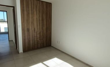 Casa con recámara en planta baja cerca de centros comerciales