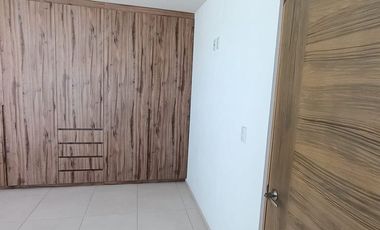 Casa con recámara en planta baja cerca de centros comerciales