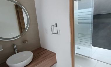 Casa con recámara en planta baja cerca de centros comerciales
