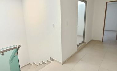 Casa con recámara en planta baja cerca de centros comerciales