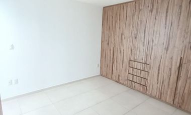 Casa con recámara en planta baja cerca de centros comerciales