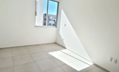 Casa con recámara en planta baja cerca de centros comerciales