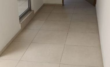 Casa con recámara en planta baja cerca de centros comerciales