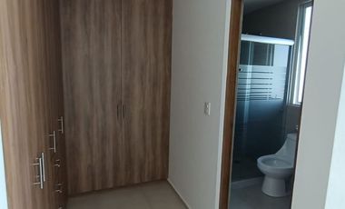 Casa con recámara en planta baja cerca de centros comerciales